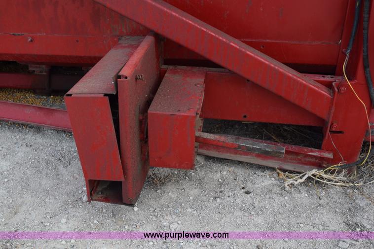 image for item I8612 1995 Case IH 1083 corn head