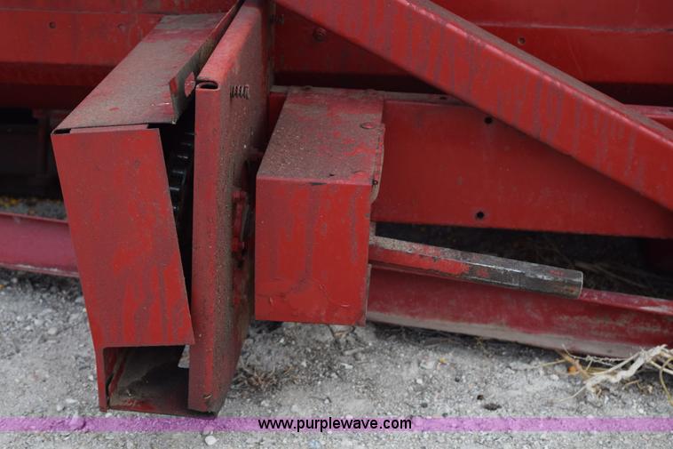 image for item I8612 1995 Case IH 1083 corn head