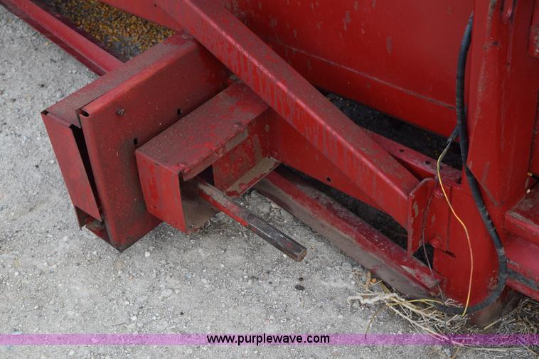 image for item I8612 1995 Case IH 1083 corn head