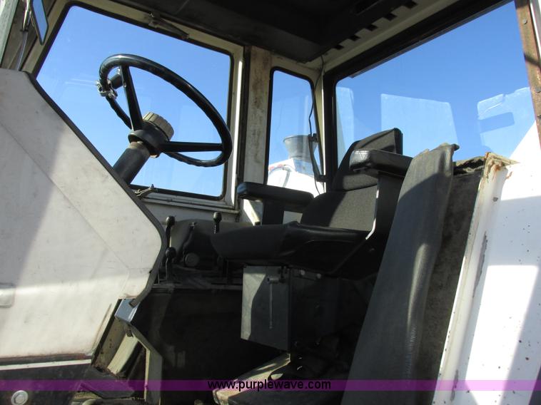 image for item I8829 1974 Case 1370 tractor