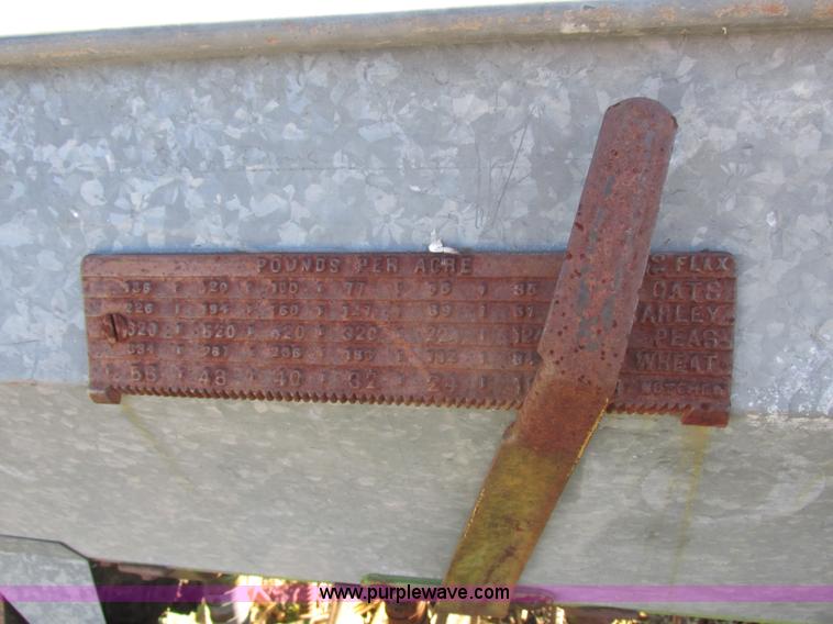 image for item I8831 Seed drill