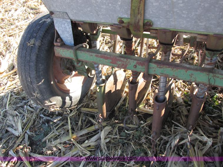 image for item I8831 Seed drill