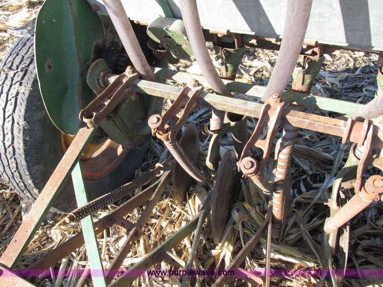 image for item I8831 Seed drill