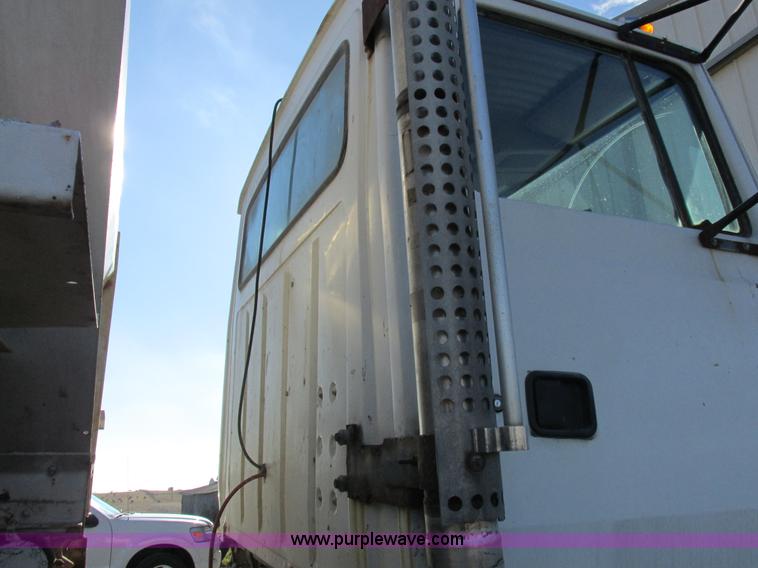 image for item I8833 1996 Ford L8000 floater fertilizer truck