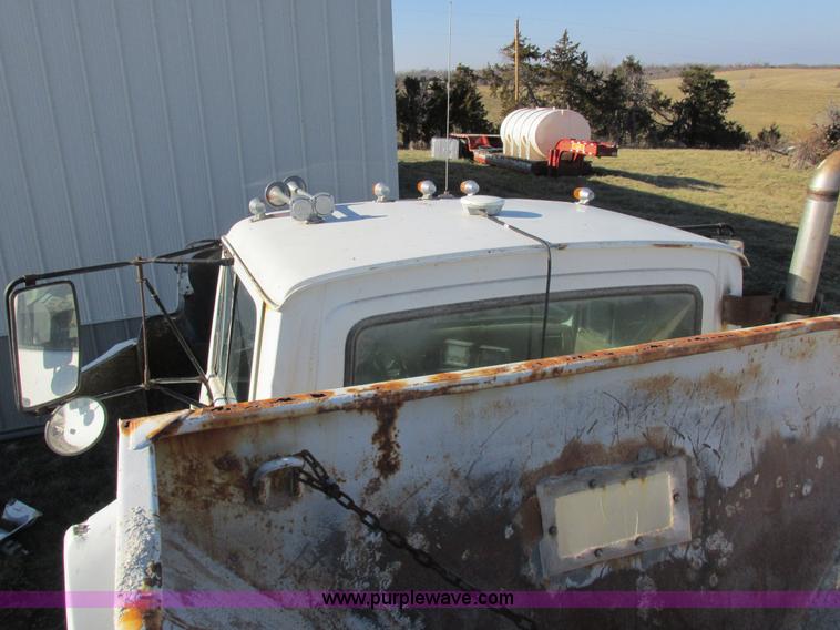 image for item I8833 1996 Ford L8000 floater fertilizer truck