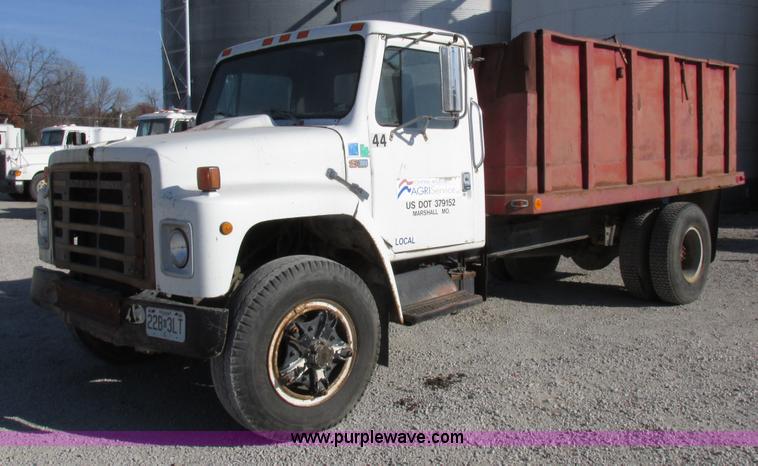 image for item I8864 1986 International 1954 grain truck