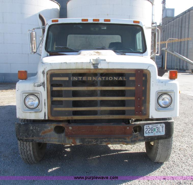 image for item I8864 1986 International 1954 grain truck