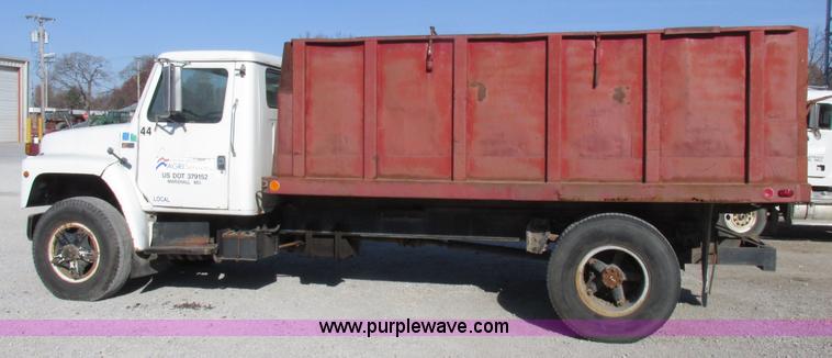 image for item I8864 1986 International 1954 grain truck