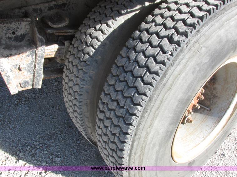 image for item I8864 1986 International 1954 grain truck