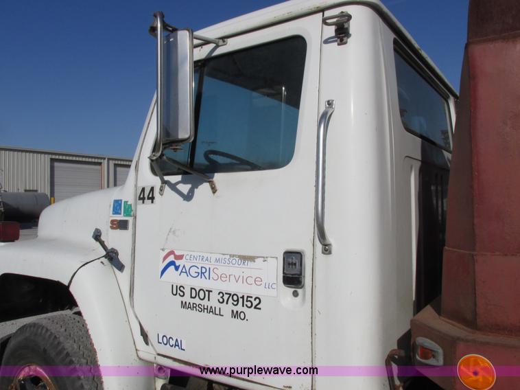 image for item I8864 1986 International 1954 grain truck