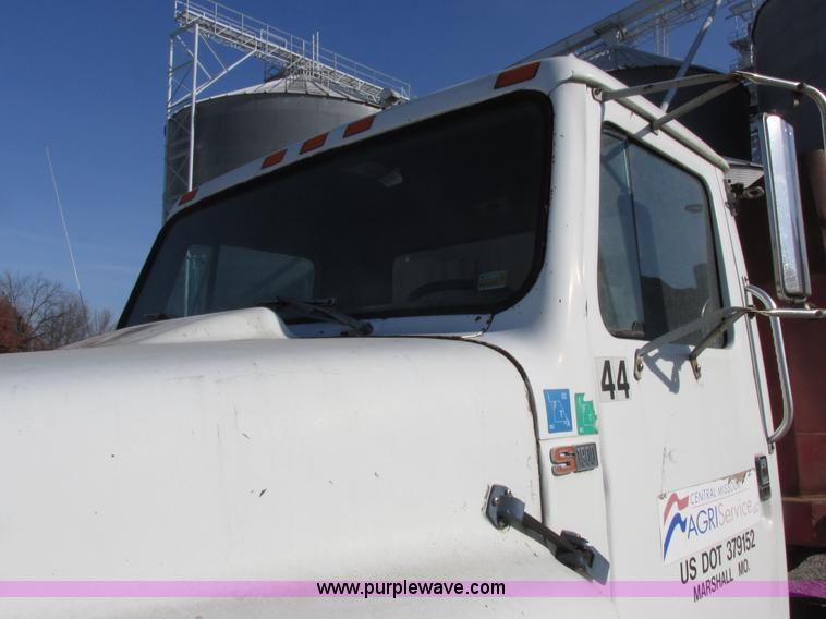 image for item I8864 1986 International 1954 grain truck