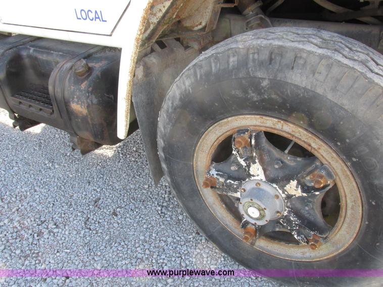 image for item I8864 1986 International 1954 grain truck