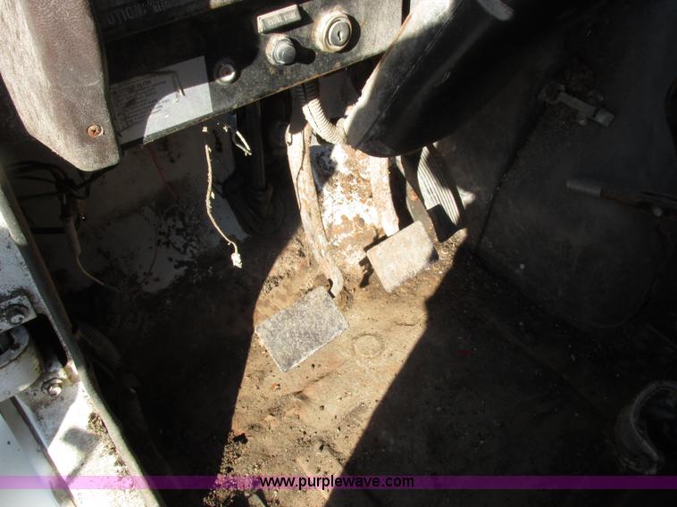 image for item I8864 1986 International 1954 grain truck