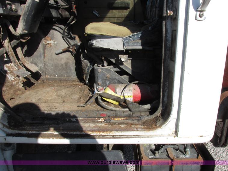 image for item I8864 1986 International 1954 grain truck