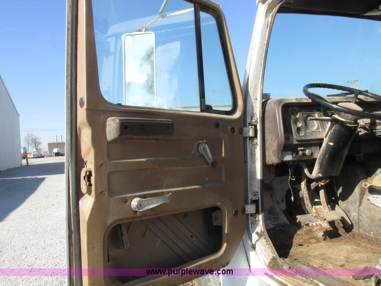 image for item I8864 1986 International 1954 grain truck