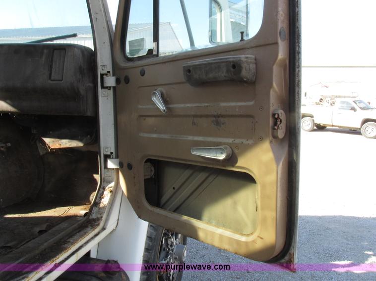 image for item I8864 1986 International 1954 grain truck