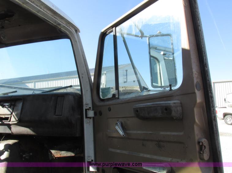 image for item I8864 1986 International 1954 grain truck