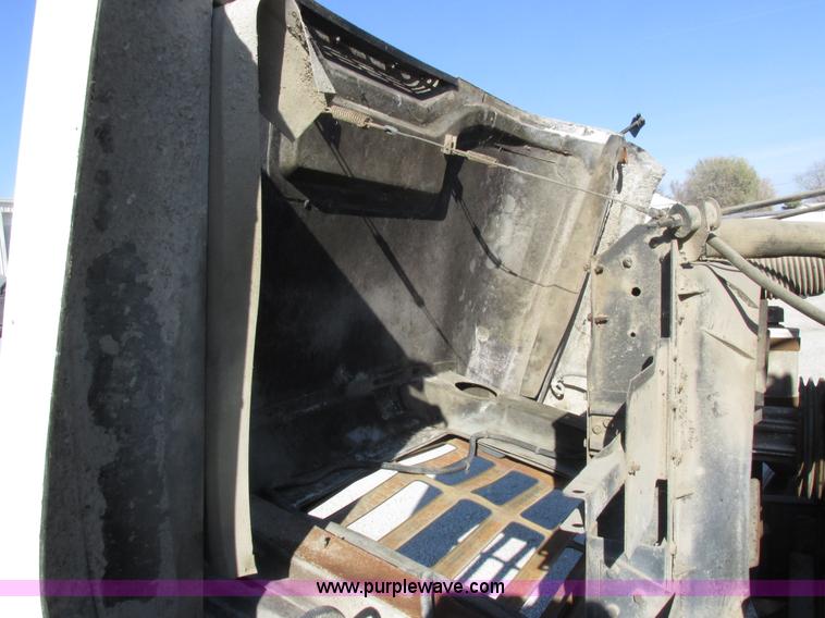 image for item I8864 1986 International 1954 grain truck