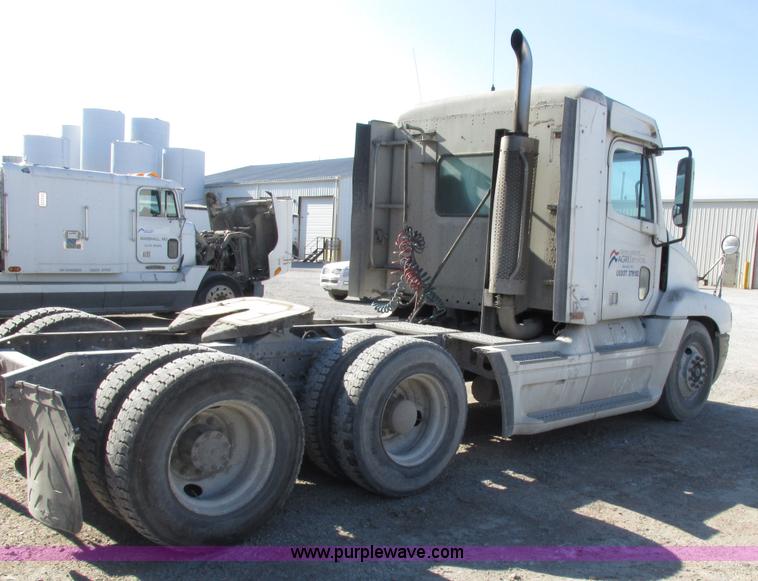 image for item I8868 2000 Freightliner Century Class semi truck