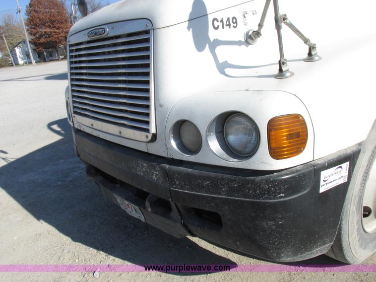 image for item I8868 2000 Freightliner Century Class semi truck