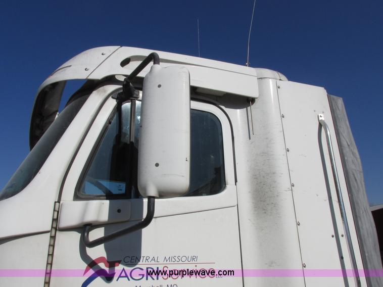 image for item I8868 2000 Freightliner Century Class semi truck