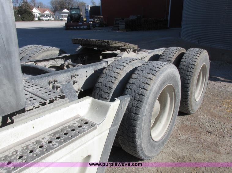 image for item I8868 2000 Freightliner Century Class semi truck