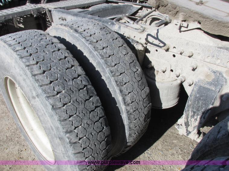 image for item I8868 2000 Freightliner Century Class semi truck