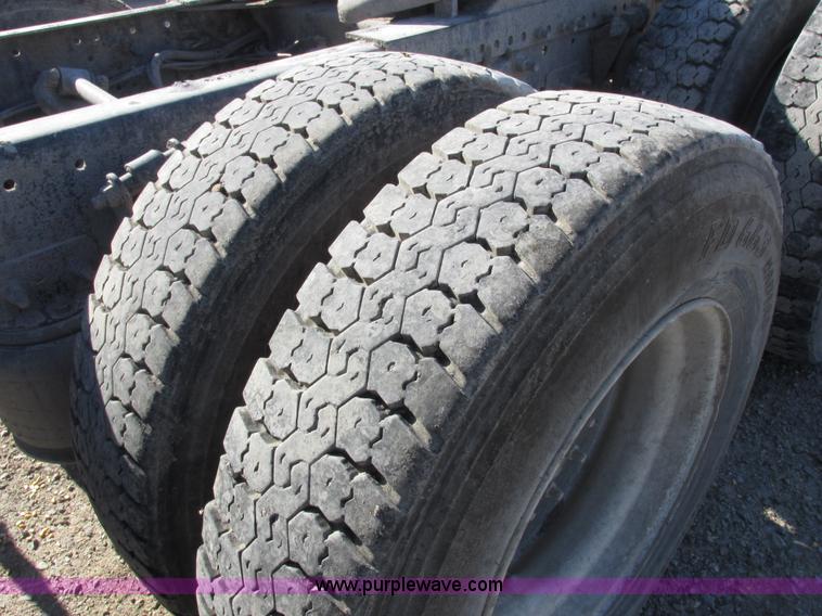 image for item I8868 2000 Freightliner Century Class semi truck