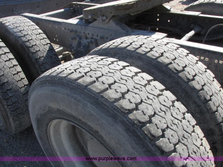 image for item I8868 2000 Freightliner Century Class semi truck