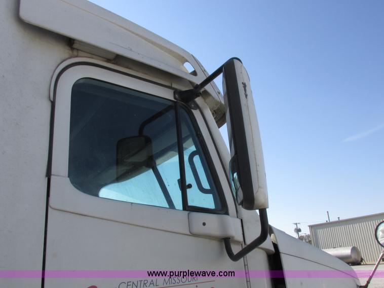 image for item I8868 2000 Freightliner Century Class semi truck