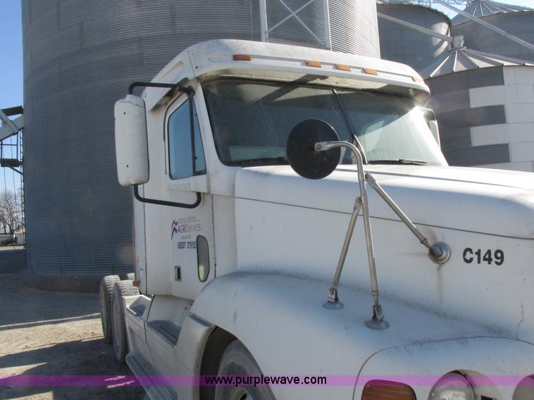 image for item I8868 2000 Freightliner Century Class semi truck