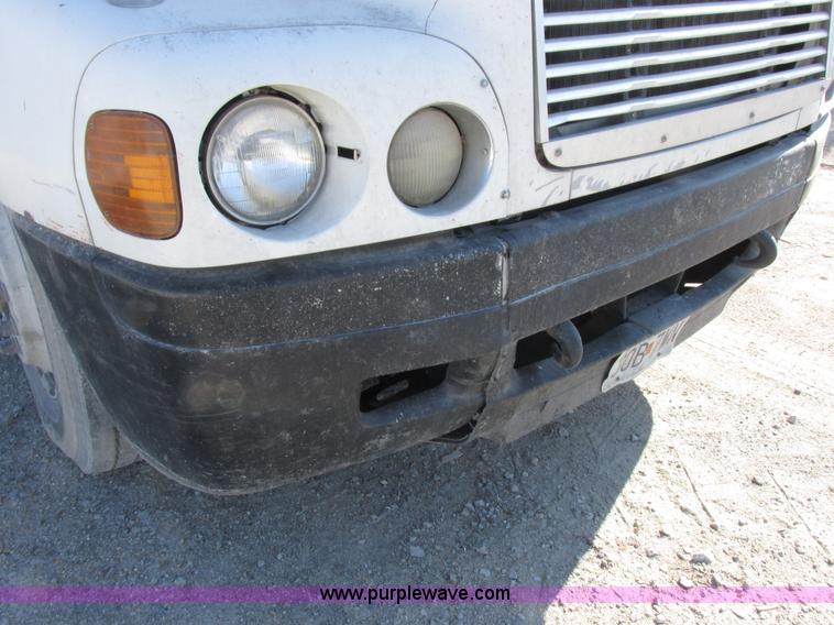 image for item I8868 2000 Freightliner Century Class semi truck