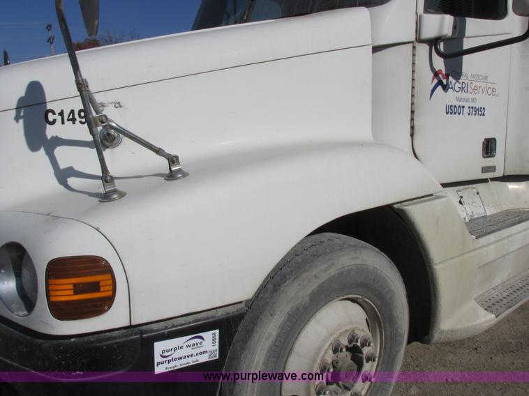 image for item I8868 2000 Freightliner Century Class semi truck