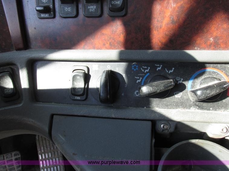 image for item I8868 2000 Freightliner Century Class semi truck