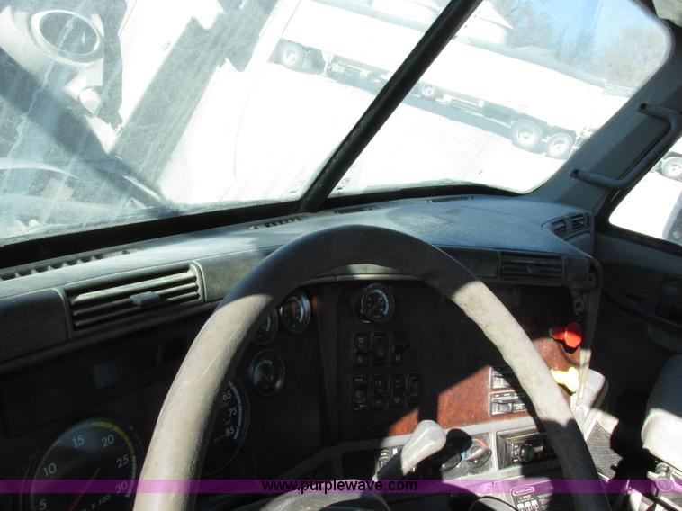 image for item I8868 2000 Freightliner Century Class semi truck