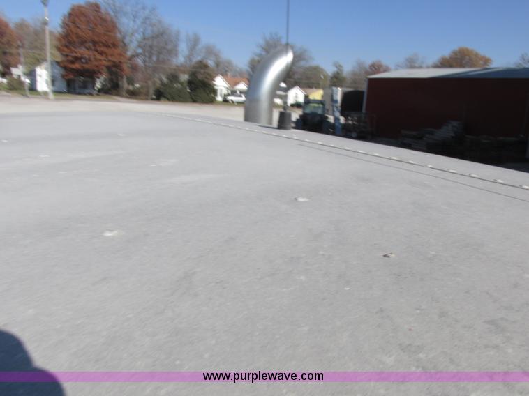 image for item I8868 2000 Freightliner Century Class semi truck