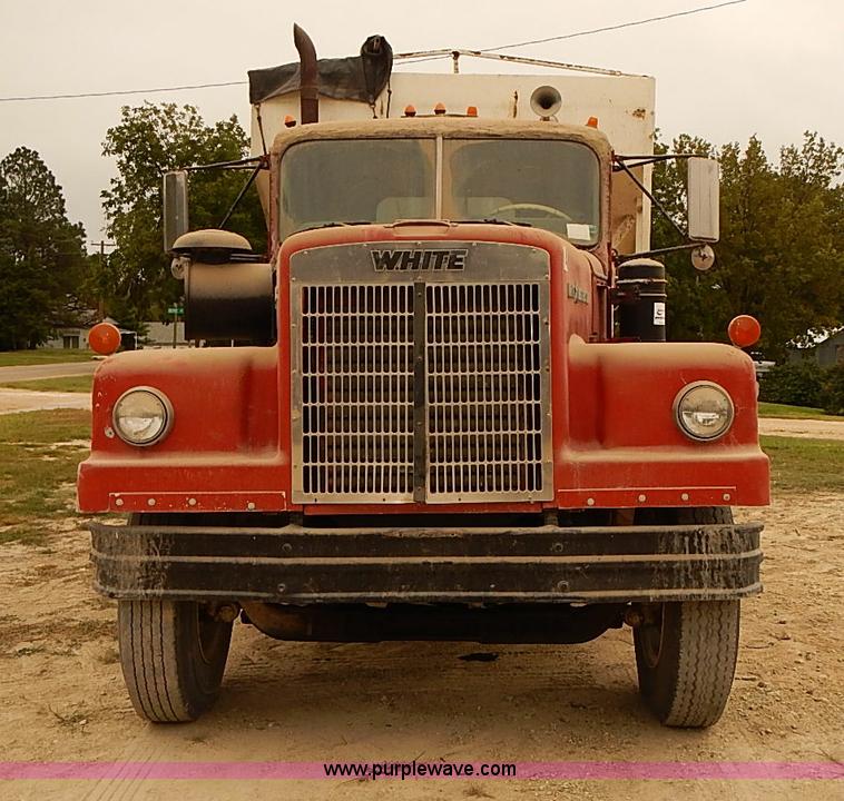 image for item J3084 1974 White Western Star tender truck