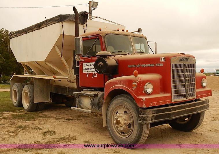 image for item J3084 1974 White Western Star tender truck