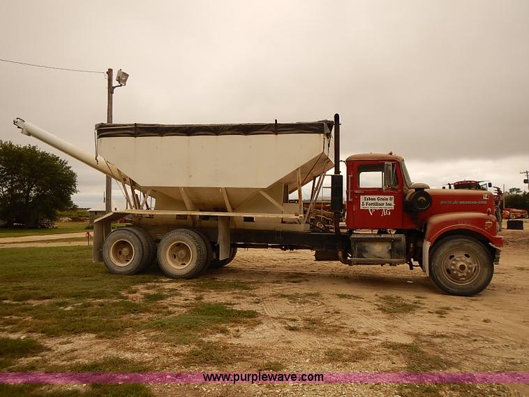 image for item J3084 1974 White Western Star tender truck