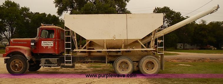 image for item J3084 1974 White Western Star tender truck