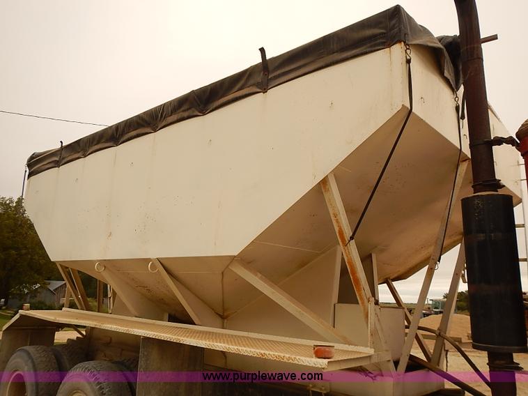 image for item J3084 1974 White Western Star tender truck