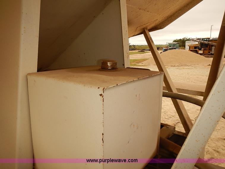 image for item J3084 1974 White Western Star tender truck