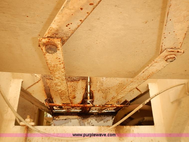 image for item J3084 1974 White Western Star tender truck