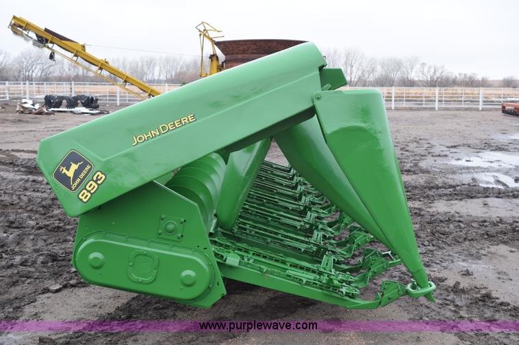 image for item K2757 1995 John Deere 893 corn head