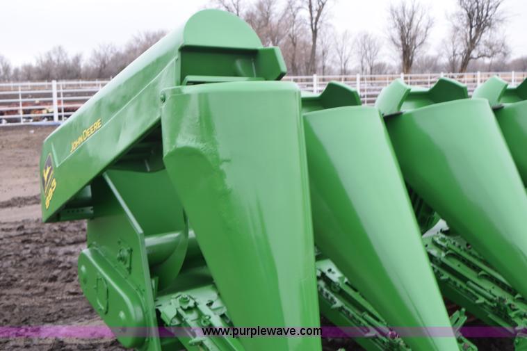 image for item K2757 1995 John Deere 893 corn head