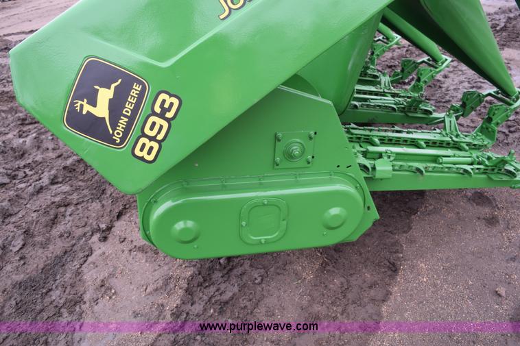 image for item K2757 1995 John Deere 893 corn head