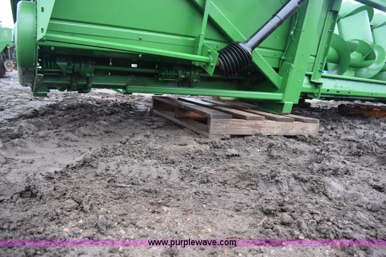 image for item K2757 1995 John Deere 893 corn head