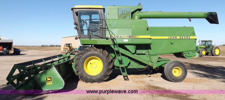 image for item K3034 1982 John Deere 7720 Turbo combine