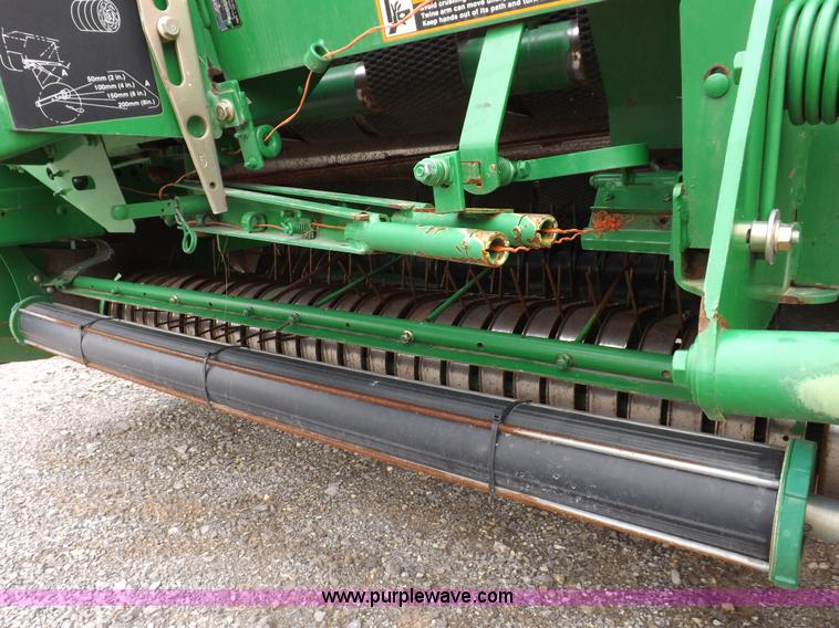 image for item K3076 2007 John Deere 568 round baler