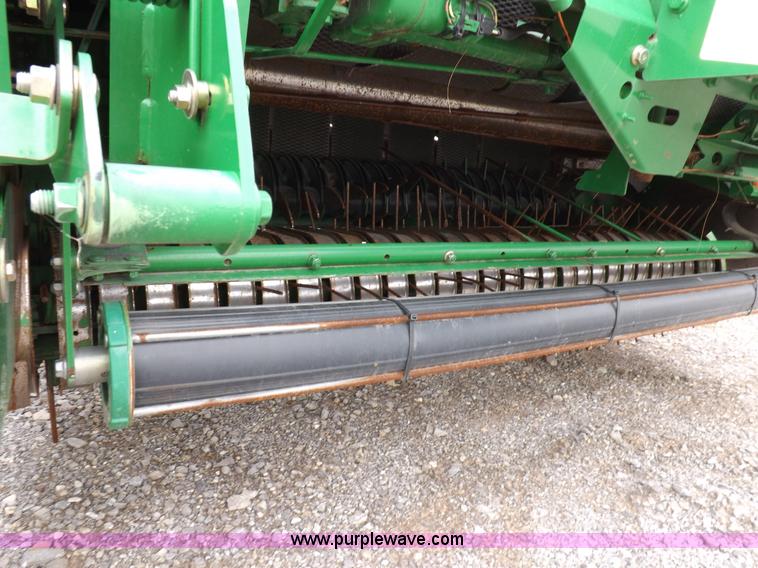 image for item K3076 2007 John Deere 568 round baler